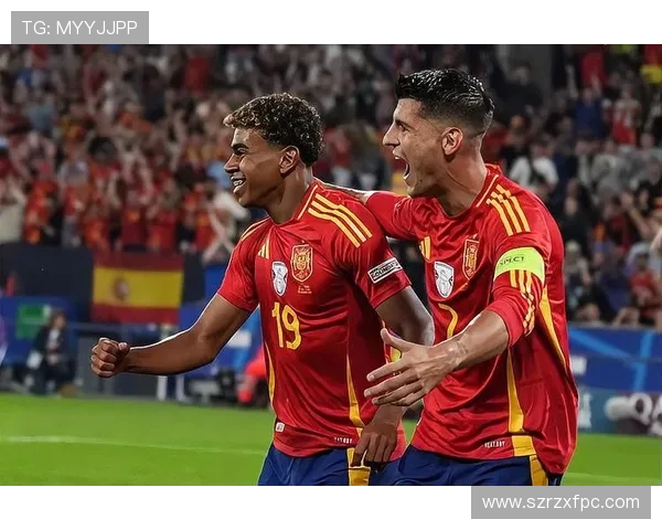 重庆与大连激战正酣足球盛宴引发球迷热情高涨 重庆与大连激战正酣足球盛宴引发球迷热情高涨